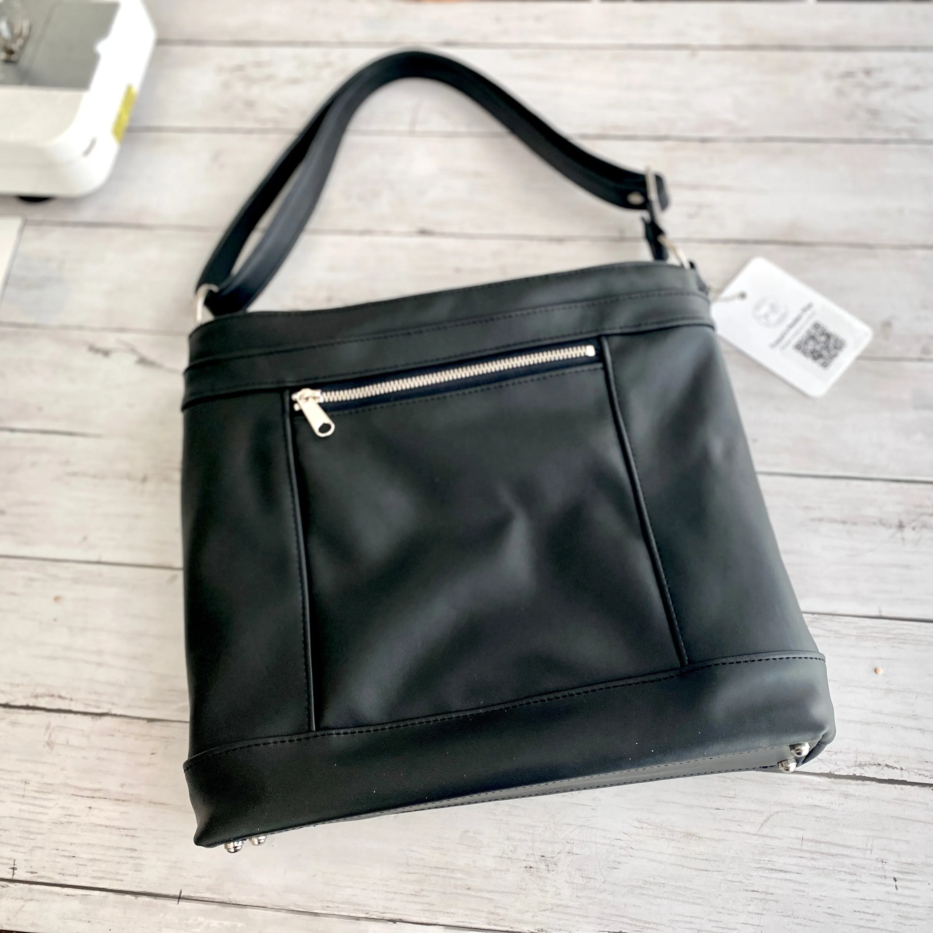 Packet Plus in Black Smooth